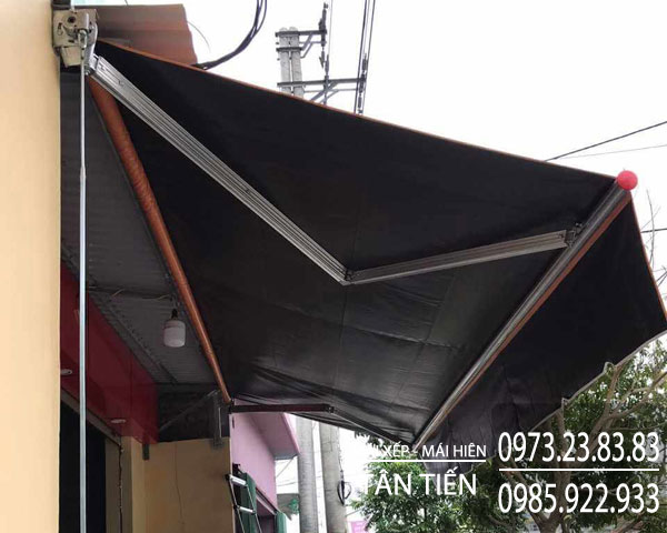 Chống mưa tạt hiên nhà với mái hiên quay tay